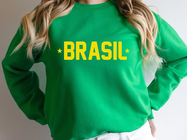 Puede incluir: Sudadera verde con texto amarillo que dice "*BRASIL*"