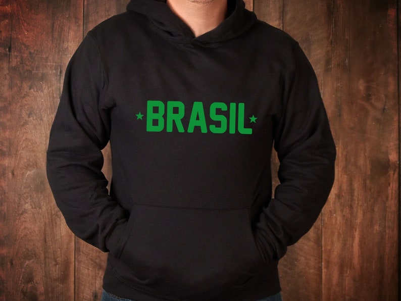 Puede incluir: Una sudadera con capucha negra con un gr&aacute;fico verde *BRASIL* en la parte delantera.