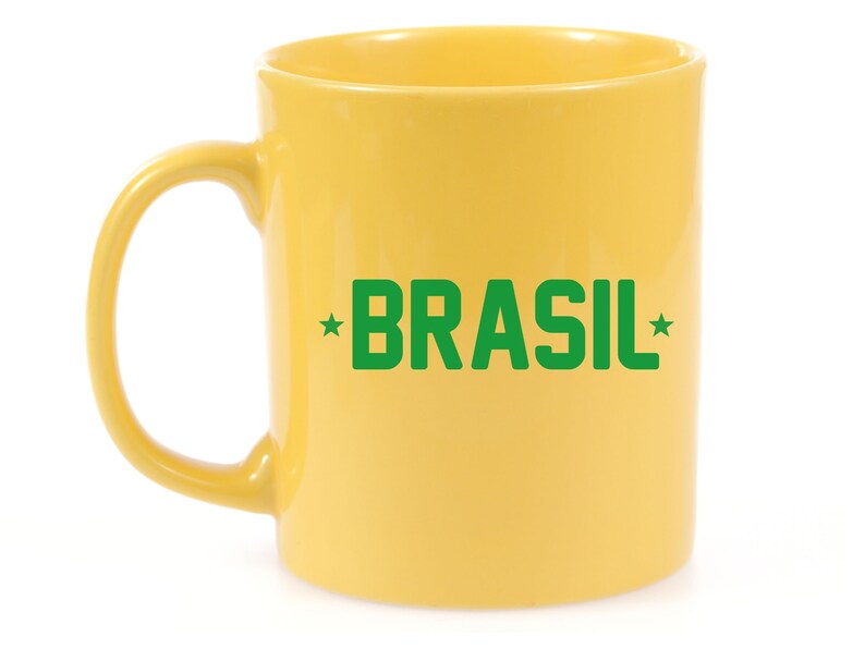 Puede incluir: Una taza de cer&aacute;mica amarilla con una inscripci&oacute;n verde que dice "*BRASIL*"