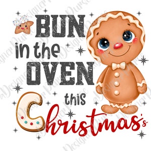 Peut inclure: Un personnage en pain d'épices avec un nez rouge et un nœud papillon se tient devant le texte "Bun in the oven this Christmas". Une petite étoile en pain d'épices se trouve dans le coin supérieur gauche de l'image.