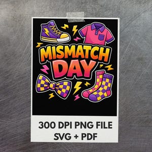 Può includere: Grafica con una sneaker alta viola, una polo rosa, un papillon e calzini, tutti con motivi diversi. Le parole "MISMATCH DAY" sono in un font colorato e delineato, con accenti di fulmini. Il testo in basso recita "300 DPI PNG FILE SVG + PDF".