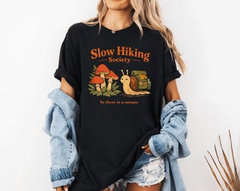 Sociedad de Senderismo Lento Estaré allí en un minuto PNG: senderismo lento humor aventura png naturaleza al aire libre diseño