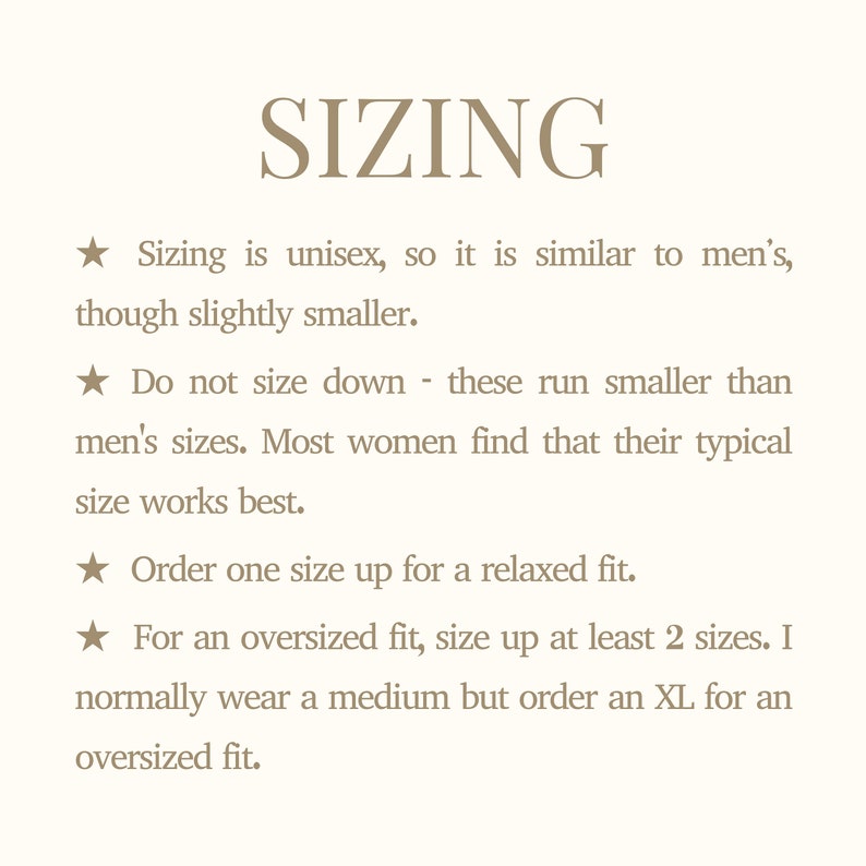 Może przedstawiać: Kremowa grafika z napisem "SIZING" w kroju pisma szeryfowego. Tekst poniżej zawiera porady dotyczące rozmiar&oacute;w, wskazując, że jest unisex, podobny do męskiego, ale nieco mniejszy. Zaleca się wyb&oacute;r rozmiaru większego dla luźnego lub oversize'owego kroju.