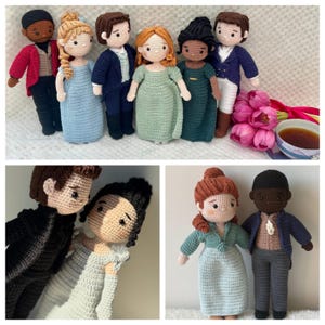 Op de afbeelding: Een verzameling handgemaakte gehaakte poppen, elk met personages in historische kleding. De poppen hebben verschillende huidtinten, haarkleuren en outfits in tinten blauw, groen, rood en zwart. Sommige poppen zijn gekoppeld.