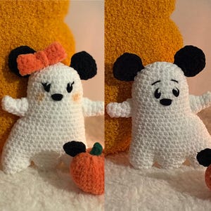 Peut inclure: Deux figurines de fantômes blancs au crochet avec des oreilles et des traits du visage noirs. Un fantôme a un nœud orange. Une petite citrouille orange avec une tige verte est devant un fantôme. Le fond est orange et blanc flou.