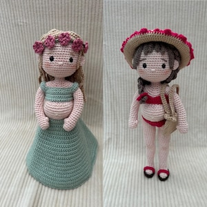 Pode incluir: Duas bonecas de crochê, uma vestindo um vestido verde e uma coroa de flores, a outra vestindo um biquíni rosa e um chapéu marrom com uma borda rosa.