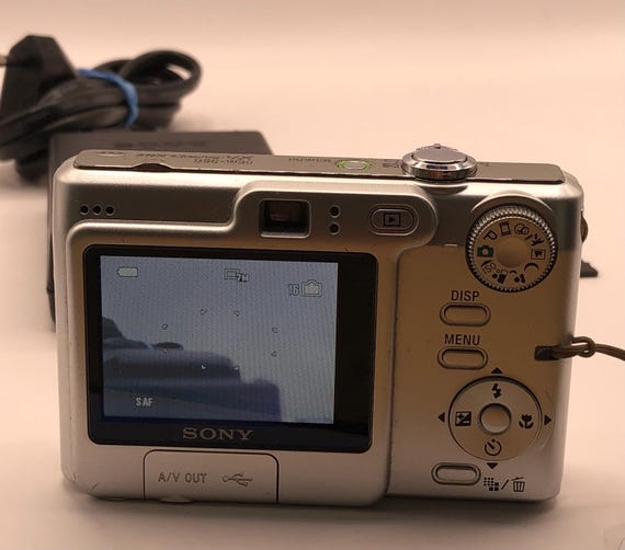 ✨動作確認済み！✨SONY Cyber-shot DSC-W35 充電器付き！ SONY DSC-W35 Vintage Digital Camera 7.2MP 3x Optical Zoom Silver