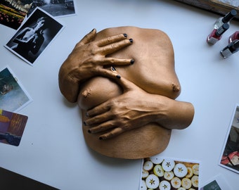 Beauté intemporelle : sculpture contemporaine de torse féminin Lifecast - Superbe oeuvre d'art murale 3D acrylique en or avec vernis à ongles noir pour une maison unique