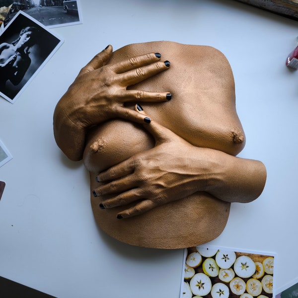 Zeitlose Schönheit: Zeitgenössische Abguss Skulptur eines weiblichen Torsos - Auffallende 3D Acryl Wandkunst in Gold mit schwarzem Nagellack für ein Einzigartiges Zuhause