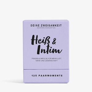 Könnte beinhalten: Eine hellviolette Schachtel mit Gesprächskarten. Auf der Schachtel steht oben der Text "DEINE ZWEISAMKEIT GESPRÄCHSKARTEN", darunter in großer schwarzer Schrift "Heiß & Intim". Darunter steht der Text "FRAGEN & IMPULSE FÜR MEHR LUST, NÄHE UND LEIDENSCHAFT" und unten "125 PAARMOMENTE".
