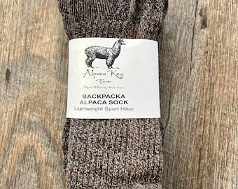 Puede incluir: Calcetines de senderismo de alpaca marrones con una etiqueta blanca que dice "Alpaca Key Farm" y "Backpack Alpaca Sock Lightweight Sport Hiker".