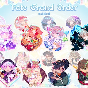 Peut inclure: Collection d'autocollants de personnages de style anime, recto-verso, de "Fate Grand Order". Les autocollants présentent divers personnages en forme chibi, avec des couleurs vives et des designs détaillés. Le fond est bleu clair avec des éléments décoratifs.