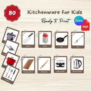 Könnte beinhalten: Ein Satz von 80 druckbaren Lernkarten mit verschiedenen Küchenutensilien für Kinder. Die Lernkarten sind in einem Raster angeordnet mit Beschriftungen für jeden Artikel, darunter ein Reiskocher, ein Hackmesser, eine Reibe, eine Pfanne, eine Gabel, eine Knoblauchpresse, ein Topf, ein Schneidebrett, ein Nudelholz, ein Joghurtbereiter, ein Wasserkocher und Besteck.