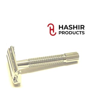 K&ouml;nnte beinhalten: Ein silberner Sicherheitsrasierer mit einem strukturierten Griff und einem verchromten Kopf. Der Rasierer wird von Hashir Products hergestellt.