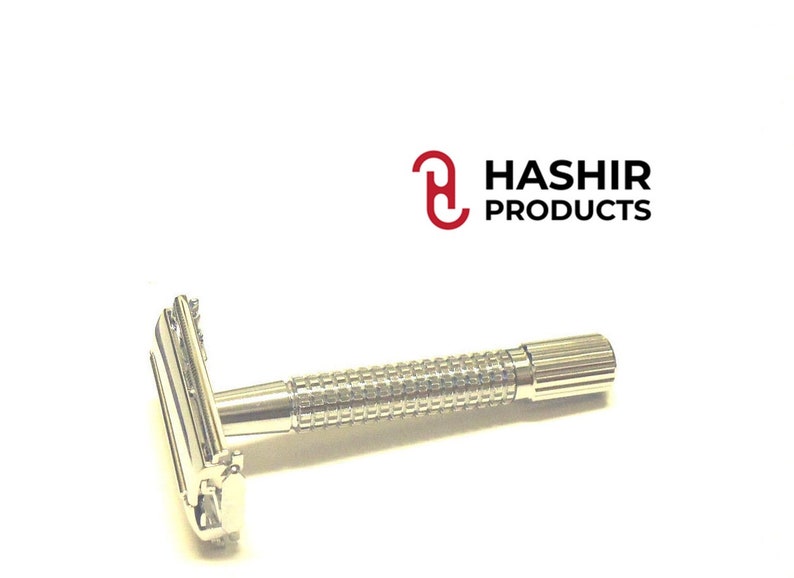 K&ouml;nnte beinhalten: Ein silberner Sicherheitsrasierer mit einem strukturierten Griff und einem verchromten Kopf. Der Rasierer wird von Hashir Products hergestellt.