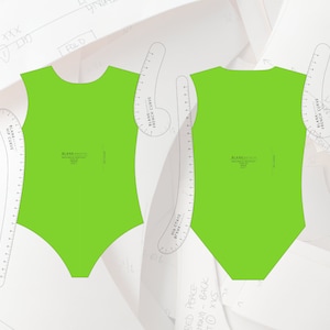 Op de afbeelding: Een limoengroen bodysuit patroon, getoond voor en achter, met een ronde hals en een mouwloos ontwerp. Het patroon bevat tekst en meetrichtlijnen. De achtergrond bevat andere patroondelen en tekengereedschap.