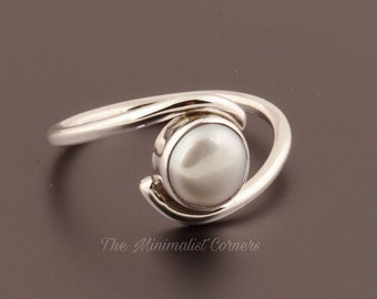 Bague perle d'eau douce naturelle Bague en argent sterling 925 Bague perle Minuscule bague filaire minimaliste faite à la main Bague de fiançailles perle Promesse de perle