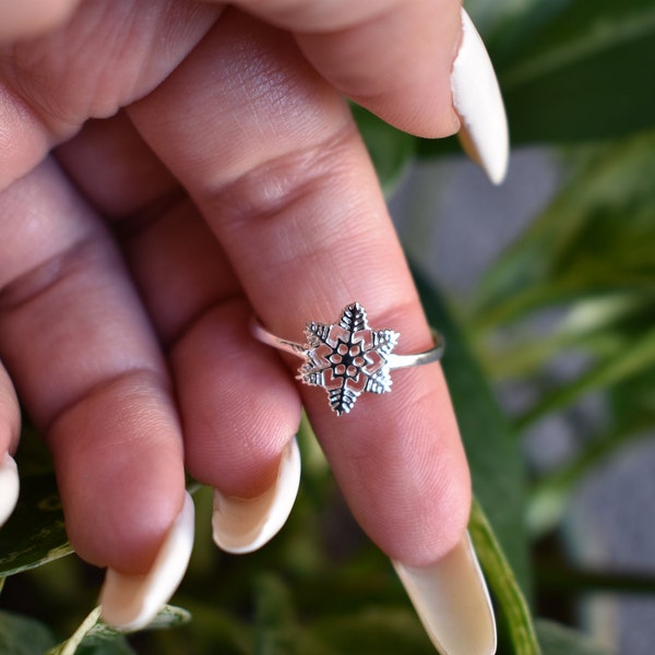 Snowflake Christmas Ring, Sterling Silver snowflake, dainty silver rings, promise ring, winter ring, minimalist rings, Merry Christmas ring