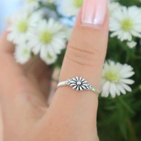 Daisy Ring, Sterling Silver Flower Ring, Dainty Daisy Ring, Delicate Flower ring, Minimalistic Daisy Ring, Tiny Flower ring