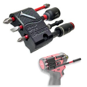Peut inclure: Un organisateur d'outils noir imprimé en 3D avec l'inscription DIY RABBIT, doté de fentes pour plusieurs embouts de perceuse et douilles. L'organisateur contient divers embouts métalliques et est fixé sur une perceuse sans fil rouge et noire.