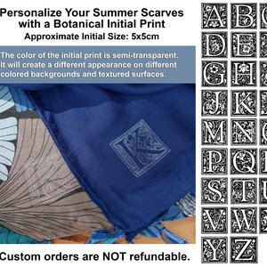 Puede incluir: Una bufanda de verano azul con una impresi&oacute;n inicial bot&aacute;nica de la letra K. La inicial mide 5x5 cm. El color de la impresi&oacute;n inicial es semitransparente. Crear&aacute; una apariencia diferente en diferentes fondos de colores y superficies texturizadas. *Los pedidos personalizados NO son reembolsables.