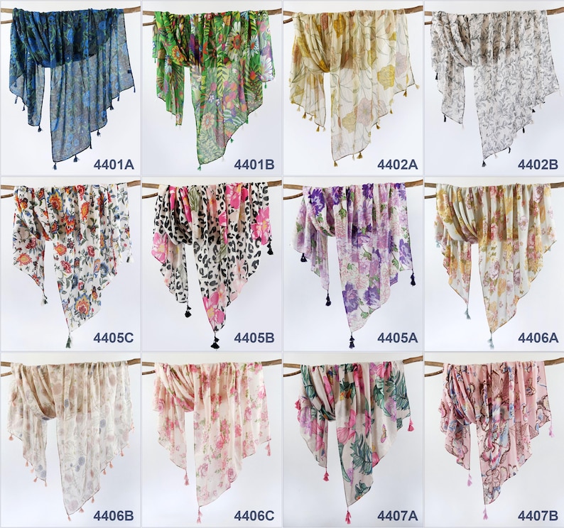 Puede incluir: Diez bufandas de diferentes patrones con borlas. Las bufandas son de varios colores y patrones, incluyendo floral, estampado de animales y geom&eacute;trico.