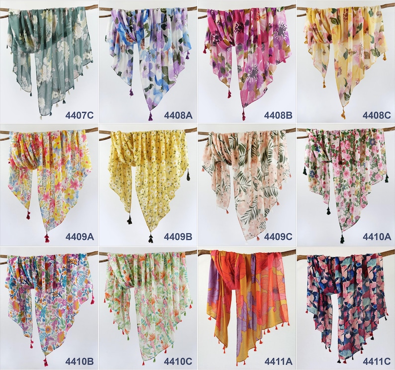 Puede incluir: Diez bufandas diferentes con patrones florales y borlas. Las bufandas son de varios colores, incluyendo azul, verde, rosa, amarillo y rojo.