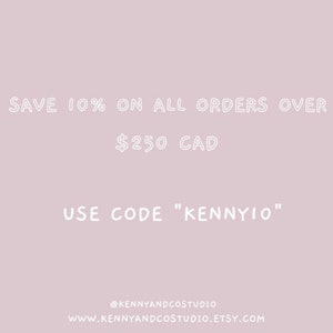 Puede incluir: Gr&aacute;fico de texto sobre un fondo morado claro con texto blanco. El texto dice "SAVE 10% ON ALL ORDERS OVER $250 CAD USE CODE "KENNYIO" @KENNYANDCOSTUDIO WWW.KENNYANDCOSTUDIO.ETSY.COM"