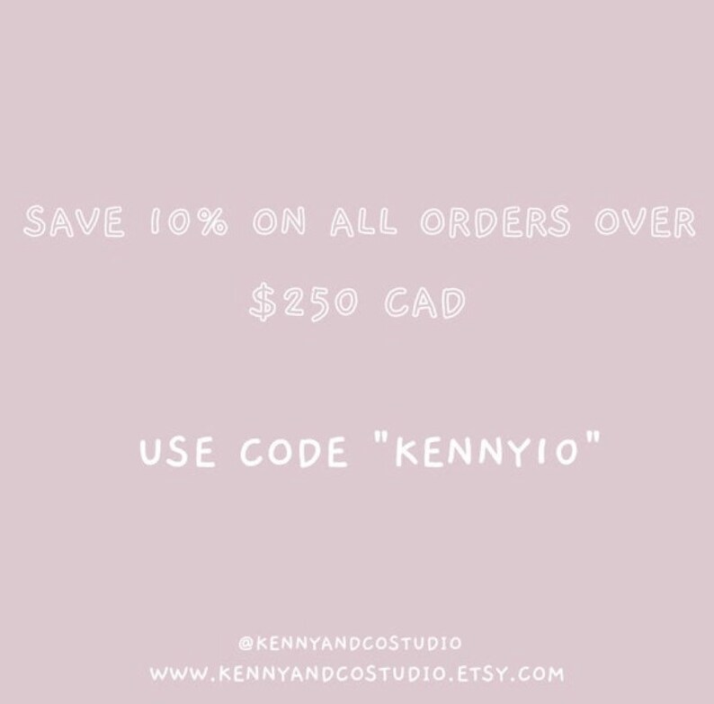 Puede incluir: Gr&aacute;fico de texto sobre un fondo morado claro con texto blanco. El texto dice "SAVE 10% ON ALL ORDERS OVER $250 CAD USE CODE "KENNYIO" @KENNYANDCOSTUDIO WWW.KENNYANDCOSTUDIO.ETSY.COM"