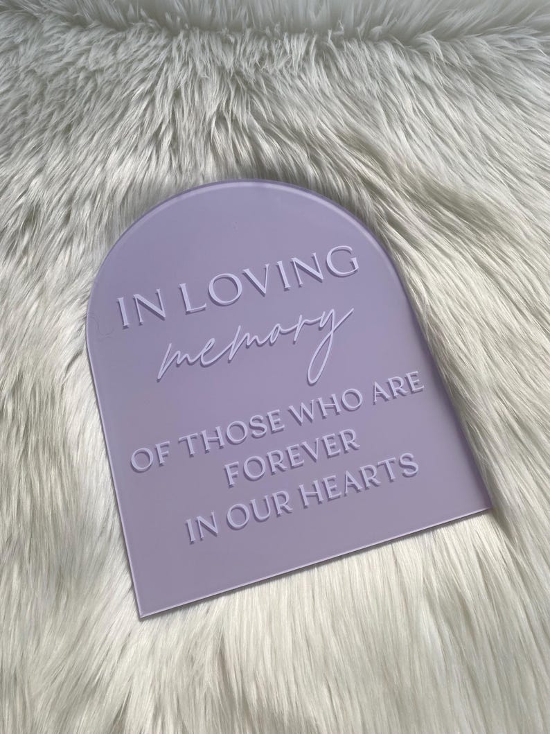 Op de afbeelding: Een paars acrylbord met afgeronde hoeken en de tekst "In liefdevolle herinnering aan degenen die voor altijd in onze harten zijn".