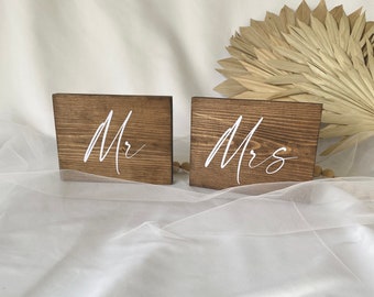 mr and mrs head table numbers for wedding reception, wooden rustic table number sign, minimalist table numbers, wood wedding table decor