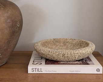 Ciotola rustica in pietra fusa da 28 cm, centrotavola artigianale con texture, decorazione moderna e organica.