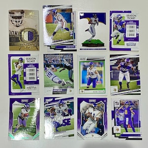 Könnte beinhalten: Ein Set aus drei Keramikbechern mit gesprenkelter, matter Oberfläche. Die Becher sind in Creme-, Hellgrau- und Dunkelgrautönen gehalten. Jeder Becher hat ein schlichtes, minimalistisches Design und einen abgerundeten Henkel. Für Kaffee oder Tee.