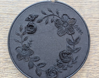 Arte de aro floral bordado a mano, colgante de pared monocromático