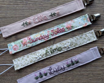 Portachupetes personalizado con bordado floral - Regalo para baby shower