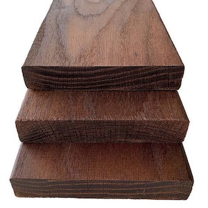 Puede incluir: Tres piezas de madera marrón oscuro apiladas una encima de la otra. La madera tiene un patrón de veta natural y un acabado liso.