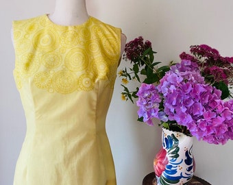 soft yellow mini sixties dress with circle pattern FR 38