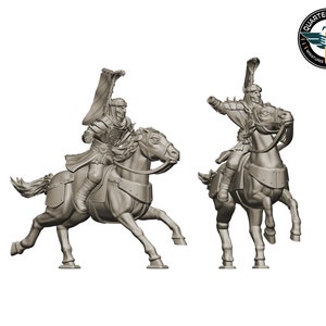 Könnte beinhalten: Zwei graue Miniaturfiguren von berittenen Kriegern. Die Figuren sind detailliert mit Rüstungen und Helmen, die Pferde reiten. Eine Figur hat einen erhobenen Arm, die andere eine wehende Fahne. Das Quartermaster-Logo befindet sich oben rechts.