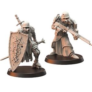 Könnte beinhalten: Zwei detaillierte Miniaturfiguren gepanzerter Soldaten. Eine Figur hält ein Schwert und einen Schild mit geätzten Symbolen, die andere hält ein Gewehr. Beide Figuren tragen Helme und Gasmasken. Die Figuren stehen auf schwarzen Sockeln.