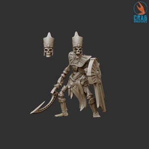 Könnte beinhalten: Beige Miniatur eines skelettartigen Pharao-Kriegers mit Kopfschmuck, Schild und gebogenem Schwert. Die Figur befindet sich in Kampfhaltung, mit einem separaten Schädel. Das Crab Miniatures-Logo ist sichtbar. Ideal für Tabletop-Spiele.