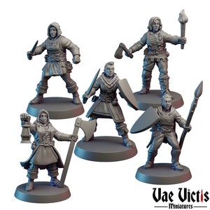 Könnte beinhalten: Eine Sammlung von fünf unbemalten Miniaturfiguren, die jeweils mit einer Waffe oder einem Werkzeug posieren. Die Figuren umfassen eine Kapuzenfigur mit einem Messer, eine mit einer Axt, eine weitere mit einer Fackel, eine vierte mit Schwert und Schild und eine fünfte mit Speer und Schild.