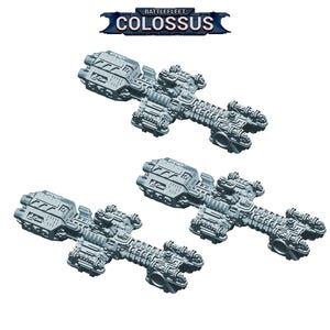 Könnte beinhalten: Vier graue Raumschiffmodelle mit komplizierten Details werden vor einem weißen Hintergrund gezeigt. Die Modelle haben einen zentralen Körper mit mehreren hervorstehenden Abschnitten, die einem futuristischen Design ähneln. Der Text "BATTLEFLEET COLOSSUS" befindet sich oben.