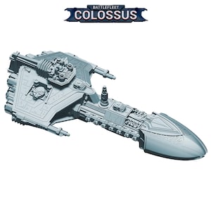 Könnte beinhalten: Ein detailliertes, graues Modell eines Raumschiffs mit komplexen Details. Das Modell hat einen langen, stromlinienförmigen Körper mit verschiedenen Vorsprüngen und Strukturen, darunter ein Kommandoturm und mehrere Geschütztürme. Der Text "BATTLEFLEET COLOSSUS" ist oben zu sehen.