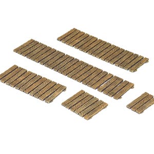Könnte beinhalten: Mehrere Holzplanken in verschiedenen Größen, vor weißem Hintergrund angeordnet. Die Planken haben einen warmen Braunton mit detaillierter Holzmaserung, was einen rustikalen oder verwitterten Eindruck erweckt. Geeignet für ein Miniaturmodell oder Diorama.