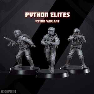 Könnte beinhalten: Drei graue Miniaturfiguren von Soldaten in taktischer Ausrüstung, die jeweils ein Gewehr halten. Die Figuren stehen auf schwarzen, kreisförmigen Sockeln. Der Text "PYTHON ELITES RECON VARIANT" ist rot über den Figuren dargestellt. Das Wort "PRESUPPORTED" steht unten.