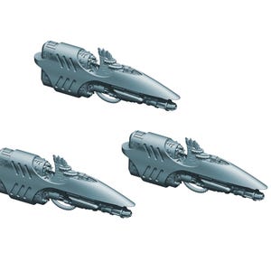 Könnte beinhalten: Drei futuristische, silbergraue Raumschiffmodelle werden vor einem weißen Hintergrund gezeigt. Jedes Modell hat ein schlankes, aerodynamisches Design mit detaillierten mechanischen Elementen, darunter Waffensysteme und Motorkomponenten. Die Gesamtästhetik deutet auf ein Science-Fiction- oder Fantasy-Thema hin.