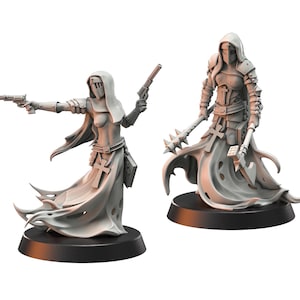 Könnte beinhalten: Zwei graue Miniaturfiguren von bekleideten Charakteren, eine mit zwei Pistolen und die andere mit einem Stachelkeule und einem Hammer. Beide Figuren tragen Helme und haben Kreuze auf der Brust. Sie stehen auf schwarzen kreisförmigen Sockeln.