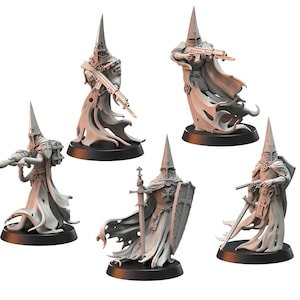 Könnte beinhalten: Fünf graue Miniaturfiguren von Kapuzenfiguren, jeweils auf einem schwarzen Sockel. Sie sind mit verschiedenen Waffen bewaffnet, darunter Gewehre, Schwerter und ein Schild. Die Figuren haben fließende Roben und spitze Kapuzen.