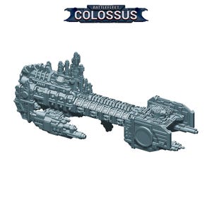 Könnte beinhalten: Graues, detailliertes Modell eines Raumschiffs mit dem Text "BATTLEFLEET COLOSSUS" darüber. Das Raumschiff hat einen langen, zentralen Körper mit zahlreichen Vorsprüngen und komplizierten Details, was auf ein Science-Fiction- oder Fantasy-Thema hindeutet.