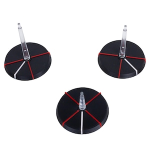 Könnte beinhalten: Drei schwarze, kreisförmige Sockel mit roten und weißen Akzentlinien. Jeder Sockel hat eine transparente Kunststoffstange, die nach oben ragt. Die Sockel sind für Miniaturen oder Modelle konzipiert, wahrscheinlich für Tabletop-Spiele oder Ausstellungen.